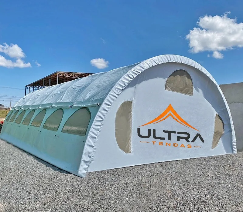 Tenda em arco com janelas